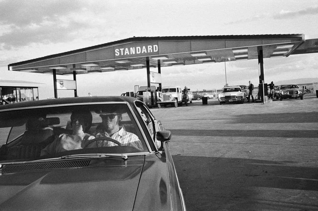 Couple at the Gas Station, 1972 © Mimi Plumb